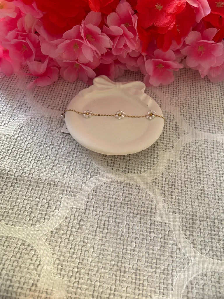 Minimalist Pearl Flower Bracelet (1).webp